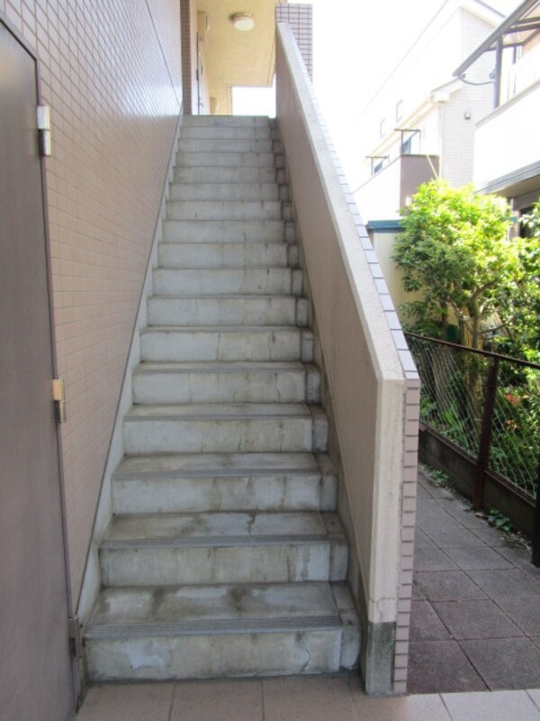 共有部分(2階へ続く階段です)