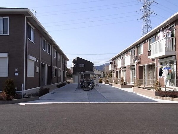 エントランス(★広い敷地内★)