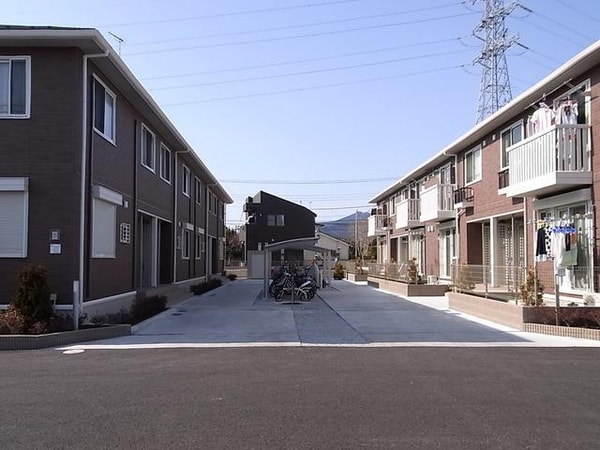 エントランス(★広い敷地内★)