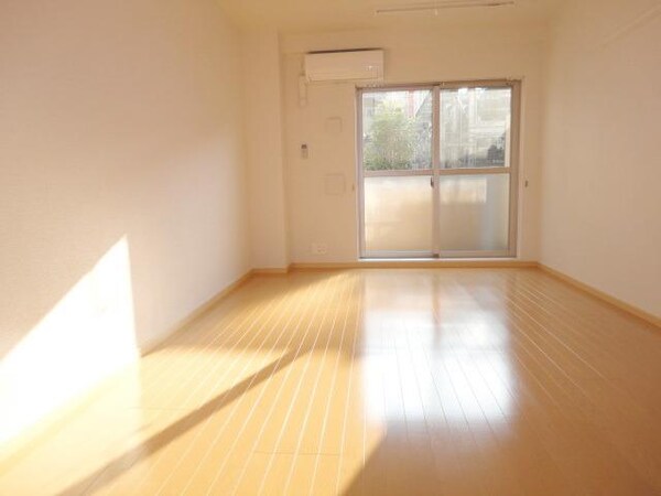 その他室内・内装(キッチン側から　ひ、広い)
