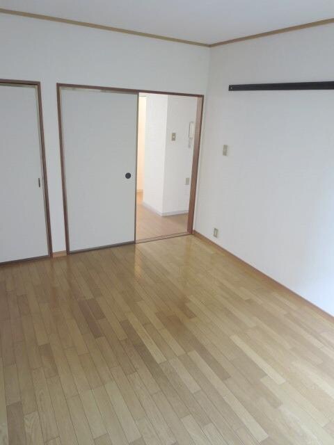 物件内観写真7　(★洋室にも収納あります★)