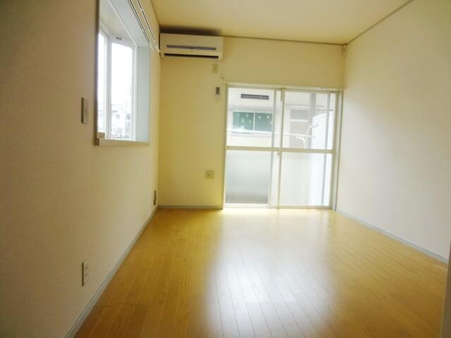 物件内観写真2　(♪明るい居室空間♪)