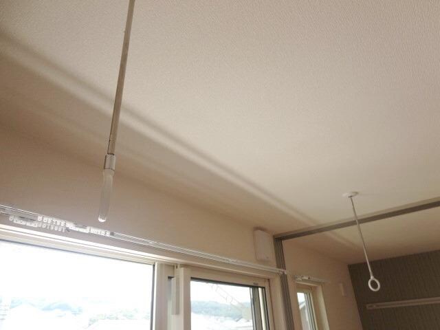 物件内観写真21　(～これは室内物干し設備です～)