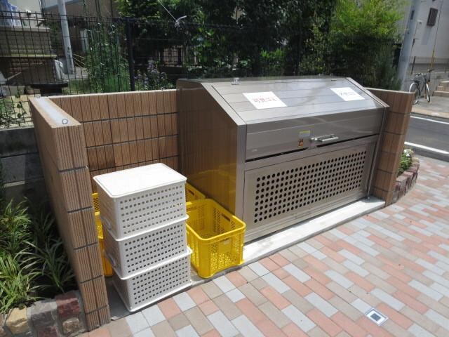 物件内観写真23　(～敷地内のゴミ捨て置き場はきちんと整頓されてます～)