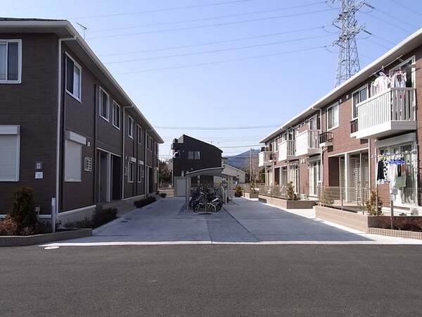 エントランス(★広い敷地内★)