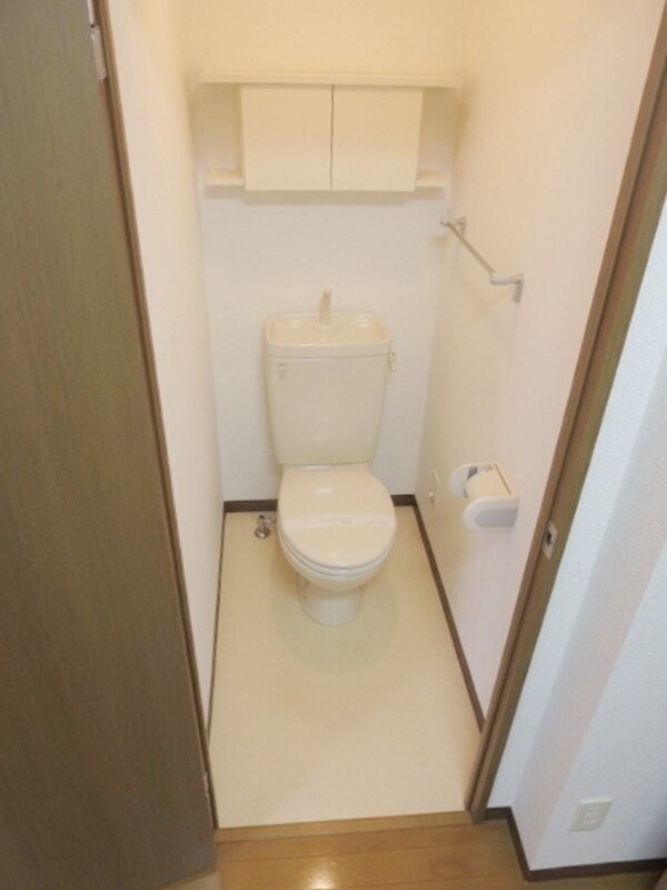 トイレ(★トイレの上部に棚が付いているのは当たり前ではないんです★)