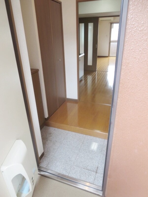 玄関(★玄関開けたらお部屋の明るさが分かりますよね★)