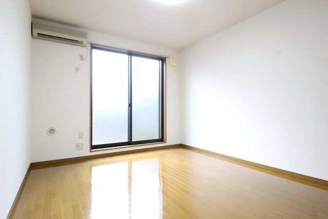 物件内観写真3　(★照明付きの洋室★)