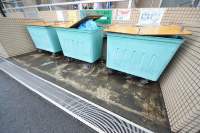 物件内観写真3　(ごみ置き場)