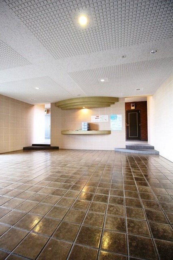 エントランス(★タイル張りのオシャレなロビー★)