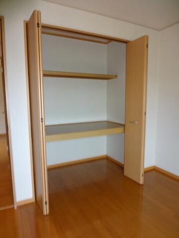 物件内観写真6　(☆洋室6帖の収納☆)