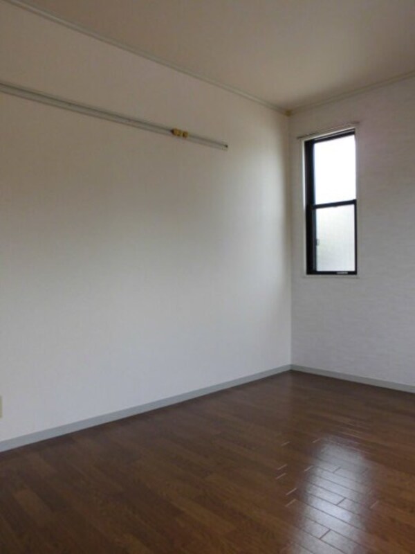 玄関(綺麗なフローリングのお部屋です♪)