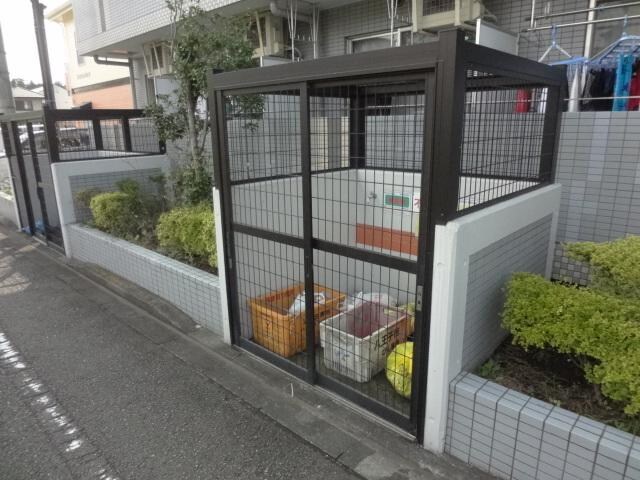 物件内観写真9　(ごみ置き場)