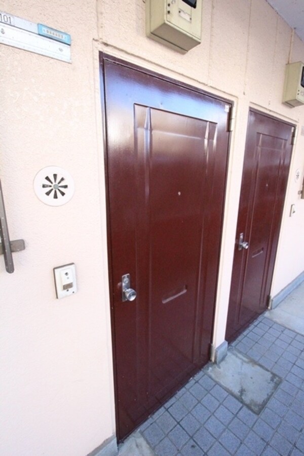 エントランス(★玄関ドアの様子★)