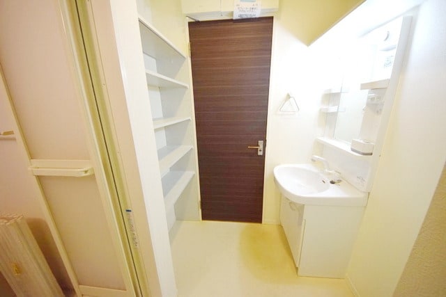 物件内観写真9　(★洗面台の後ろには大きな収納スペースがあります★)