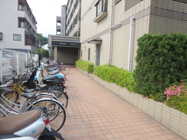 物件内観写真13　(★エントランスも立派じゃあありませんか★)