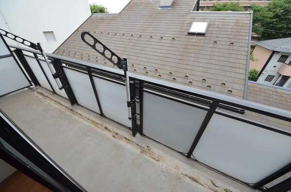 バルコニー(♪お布団も難なく干せるバルコニー♪)