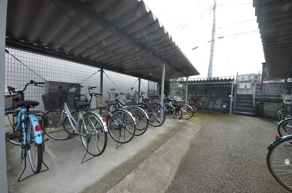 駐車場(♪自転車でお出かけしましょう♪敷地内駐車場もあります)