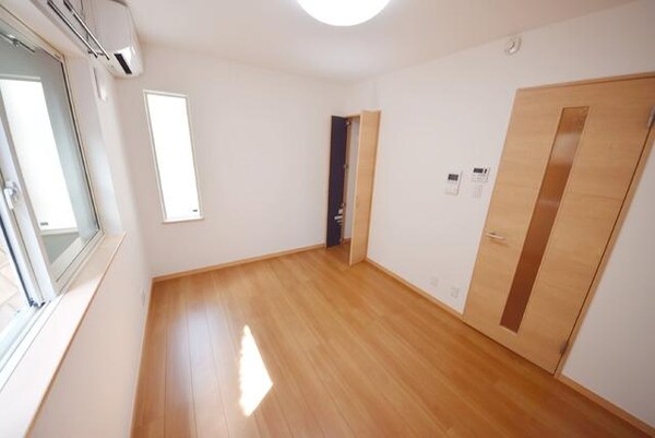 寝室(★★窓がたくさんあるので明るいリビングで休日をお過ごしくだ…)