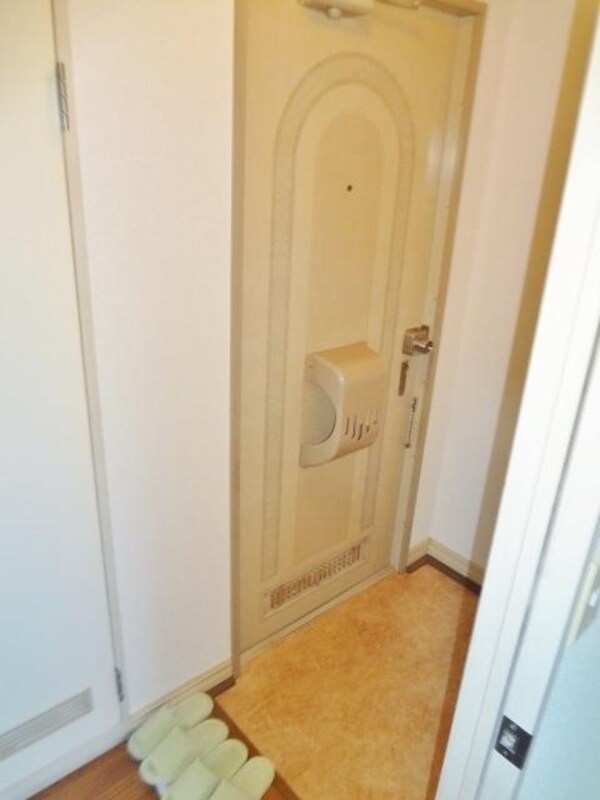 玄関(★同物件別部屋参考写真★)