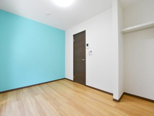 その他室内・内装(★★鮮やかなブルーの壁紙が特徴的なお部屋です！！★★)