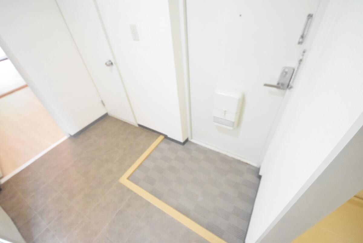 物件内観写真5　(玄関)