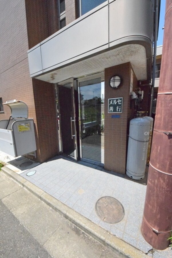 エントランス(★買い物便利な駅近賃貸マンション！★)