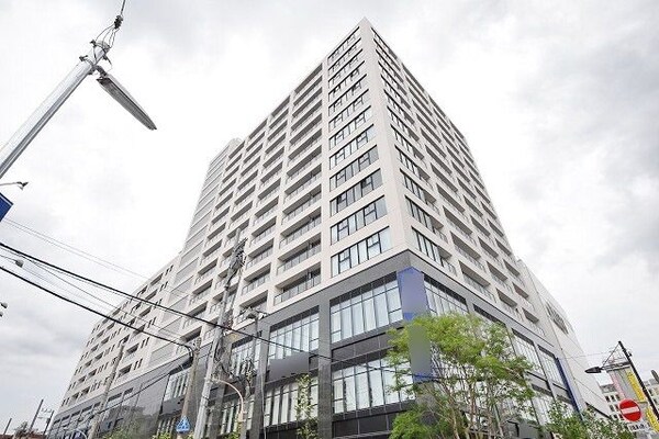 外観(★調布駅まで徒歩２分・明るい道です★)