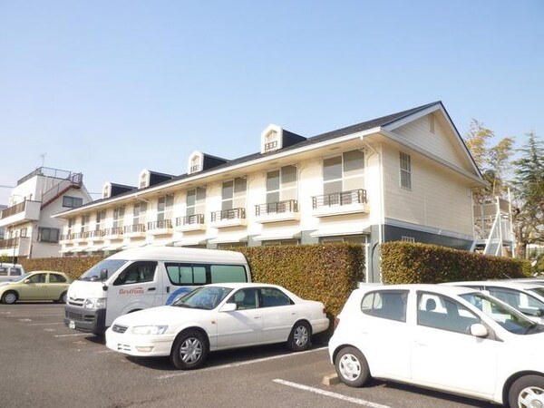 外観(目の前は月極駐車場)