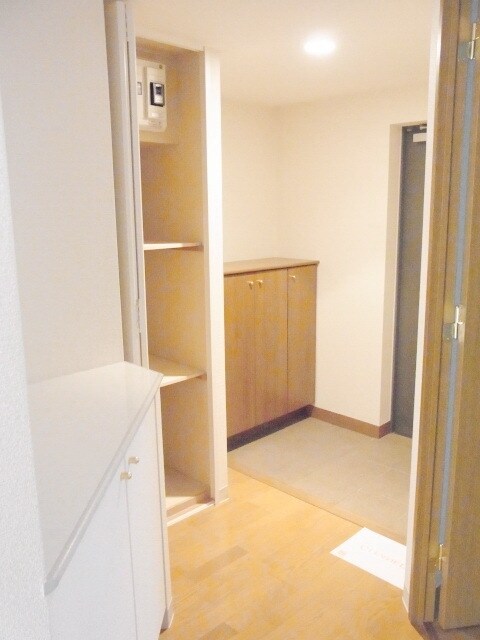 物件内観写真4　(★広い玄関ホール★)