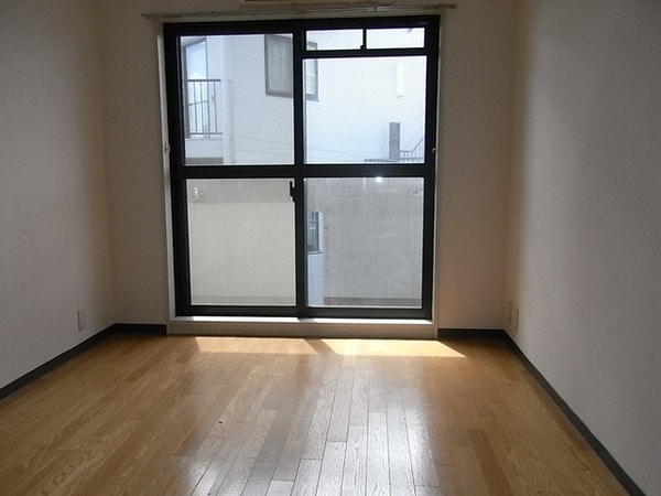 リビング・居室(横壁に出窓が有ります)