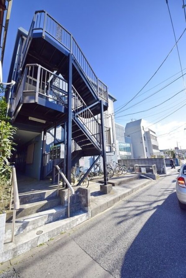 外観(目の前はゆったり幅のある歩道です)