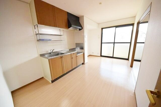 物件内観写真2　(リビング/居室)