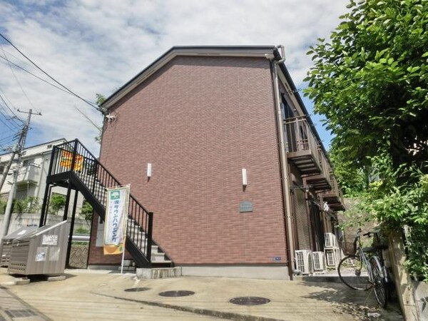 外観(静かな住宅地に建つ綺麗なアパート。)