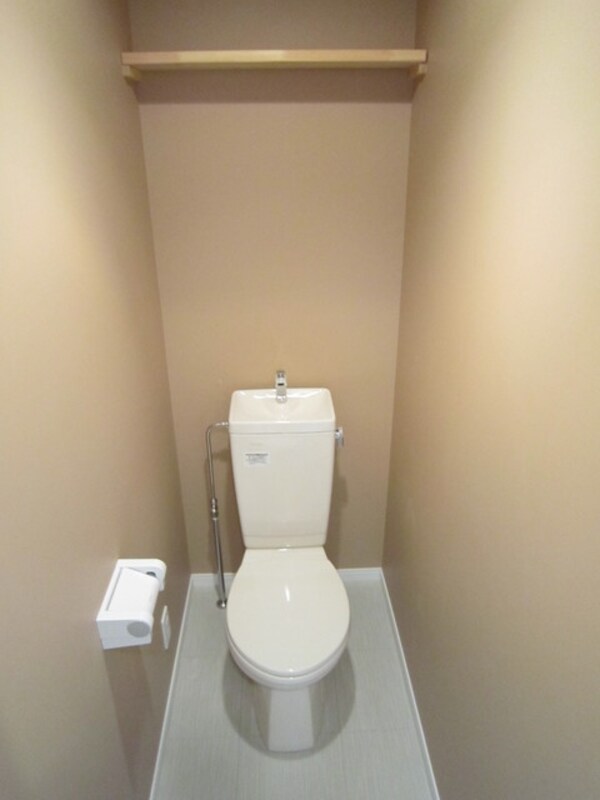 トイレ(トイレに棚有り)