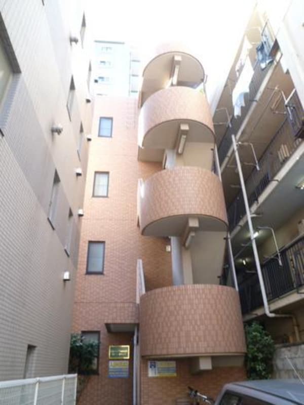 外観(鉄筋コンクリート4階建てマンション。)