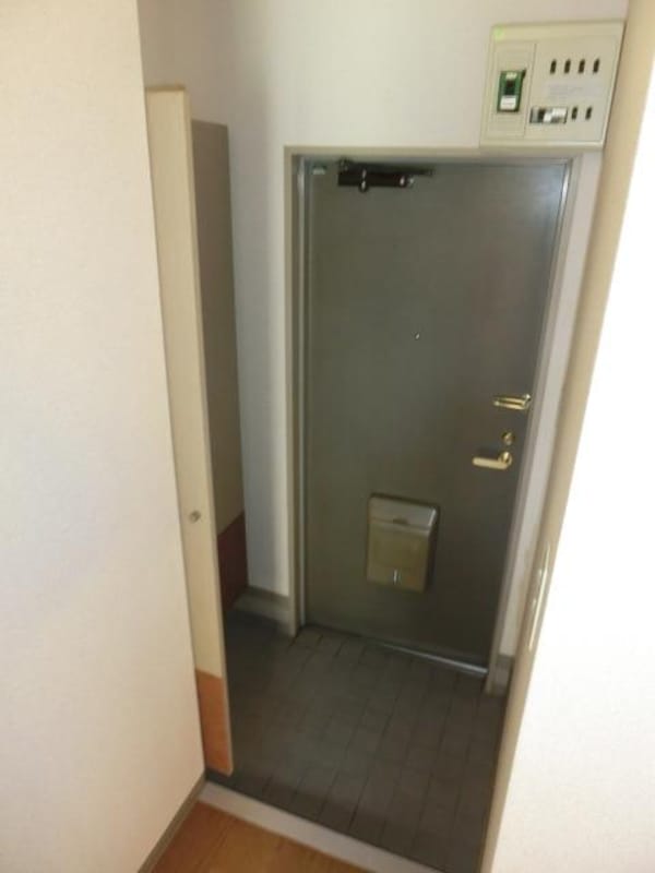 玄関(玄関横にシューズボックスもございます)