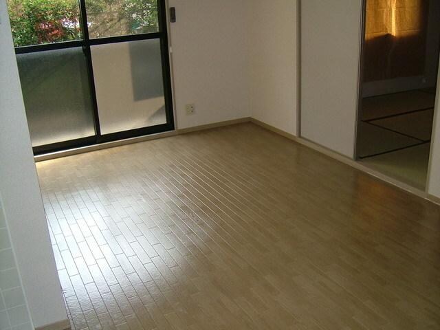 物件内観写真8　(奥行を感じる室内)