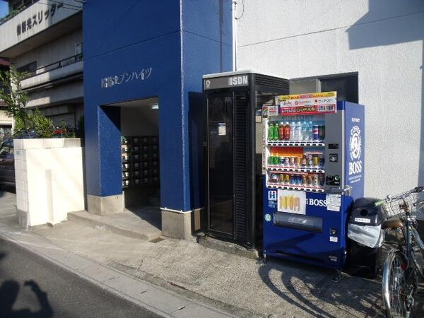 エントランス(自動販売機も完備)