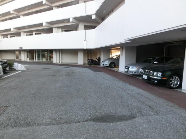 駐車場(屋根つきの敷地内駐車場)