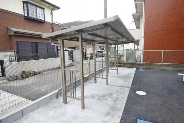共有部分(雨の日でも大丈夫、屋根付き駐輪場)