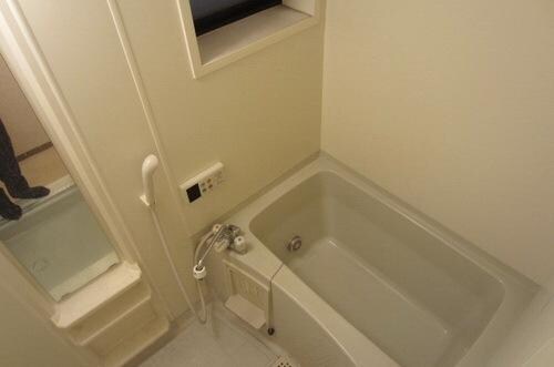 物件内観写真4　(経済的な追い焚き機能付きお風呂。)