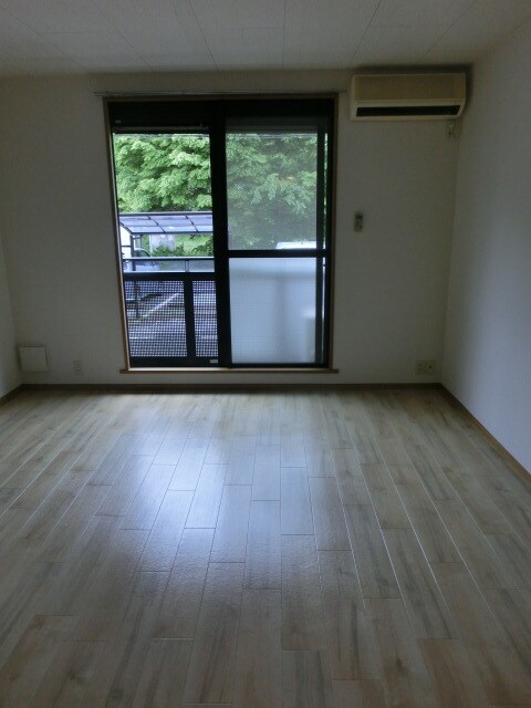 物件内観写真2　(きれいな洋室)