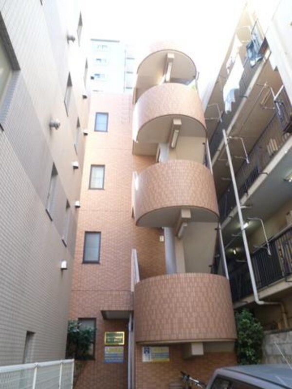 外観(鉄筋コンクリート4階建てマンション。)