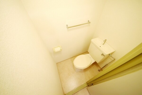 トイレ(白を基調とした清潔感のあるトイレです)