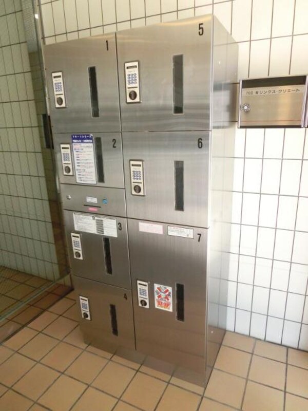 エントランス(便利な宅配ＢＯＸ完備)