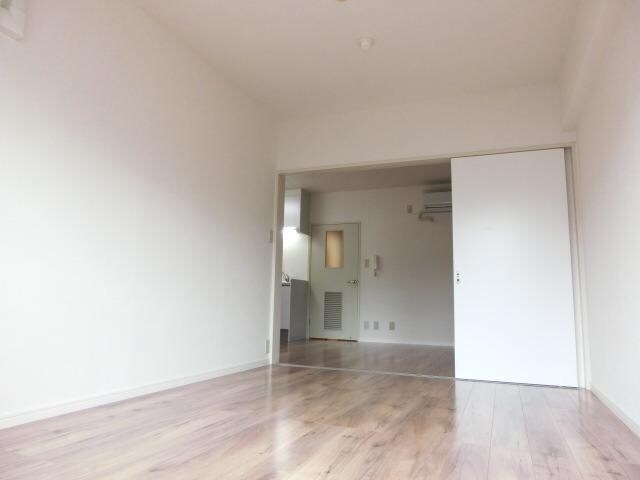 物件内観写真2　(６．１帖洋室です)