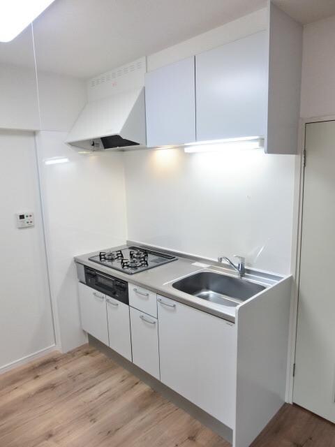 物件内観写真3　(3口ガスコンロ、システムキッチン完備です)