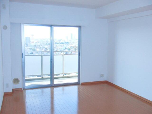 物件内観写真14　(南面向きで明るいリビング)