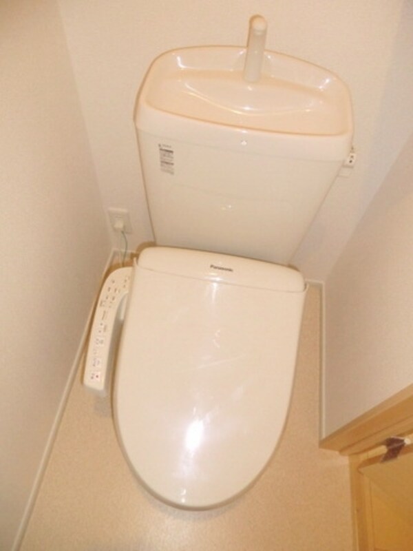 トイレ(温水洗浄便座付きトイレ)